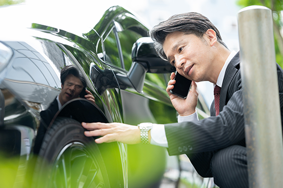 保険会社に電話する男性