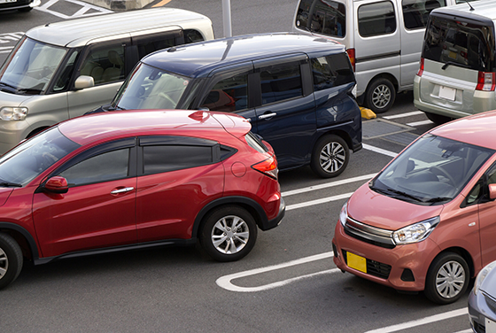 駐車場に停めた車