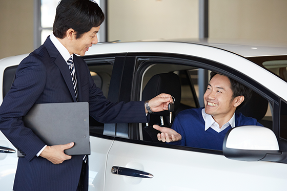 新たに車を入手したときなどは、車庫証明書の取得や任意保険への加入を忘れずに