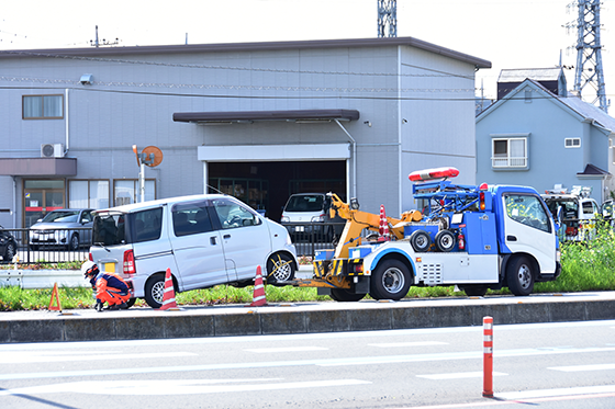 軽自動車や普通自動車を運ぶ「小型レッカー車」