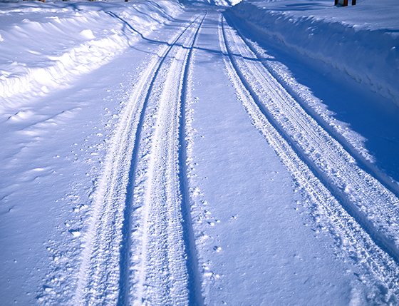 わだちのできた道路