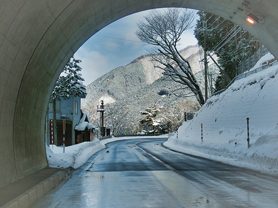 日陰や交差点、橋の上、トンネル出口はアイスバーンに特に注意する