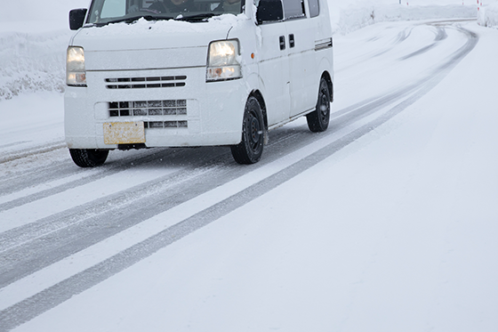 タイヤが通った後にできる雪道のわだちにも注意