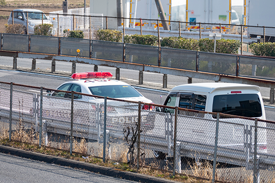 警察の取り調べを受ける車