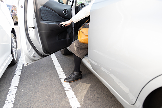 隣の車に当てられてしまったイメージ