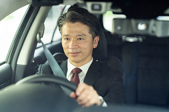 ドライブレコーダー装着車で安心して運転するドライバー