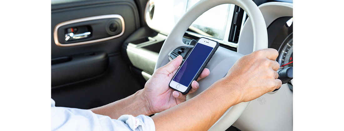 スマホを見ながら運転するドライバー