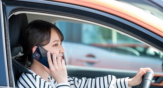 通話しながら運転するドライバー