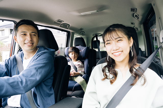 自動車保険に加入して安心してドライブを楽しむ家族