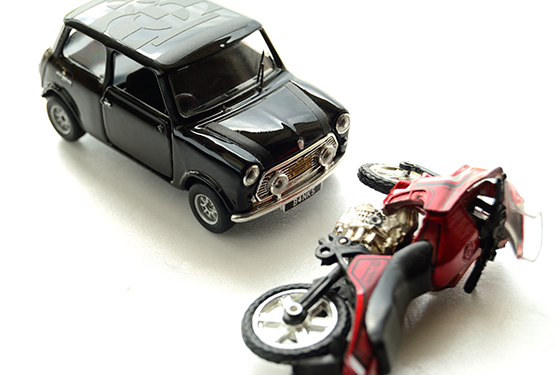 車とバイクの事故のイメージ