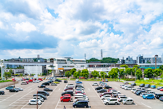 郊外の駅前駐車場