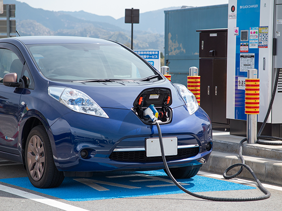 充電するエコカー（電気自動車）