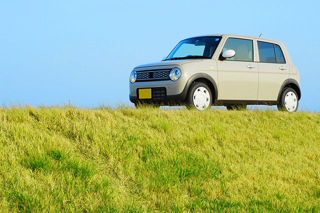土手に佇む軽自動車