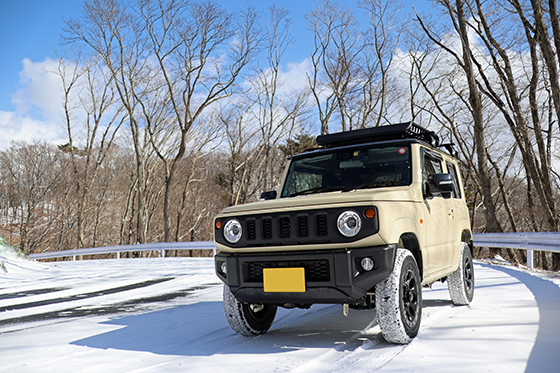雪道を走る軽自動車