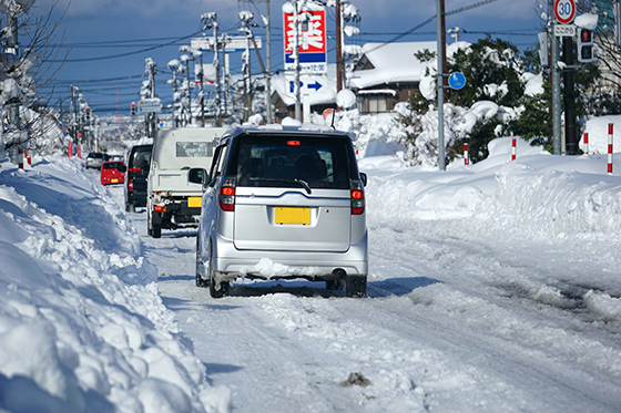 氷雪路を走行する車