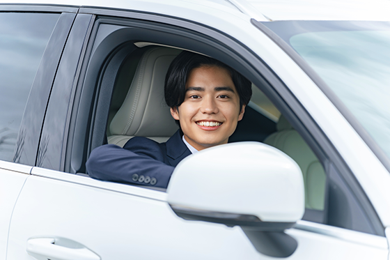 納車した車に乗る男性